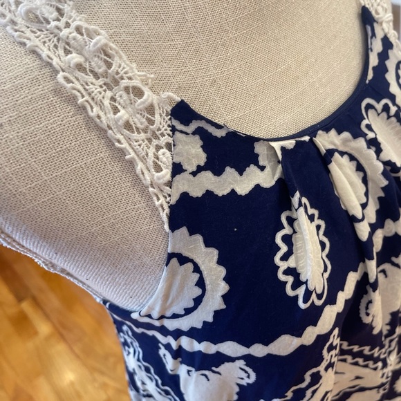 💜 5 for $25 or 3 for $18 navy blue and white geo sleeveless shift dress - Picture 5 of 6